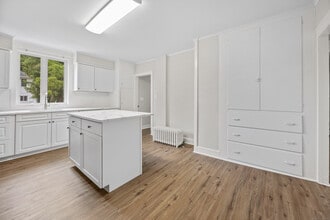 240 W Main St in Cheshire, CT - Building Photo - Building Photo