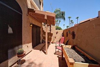 Las Hadas Villas in Scottsdale, AZ - Foto de edificio - Building Photo