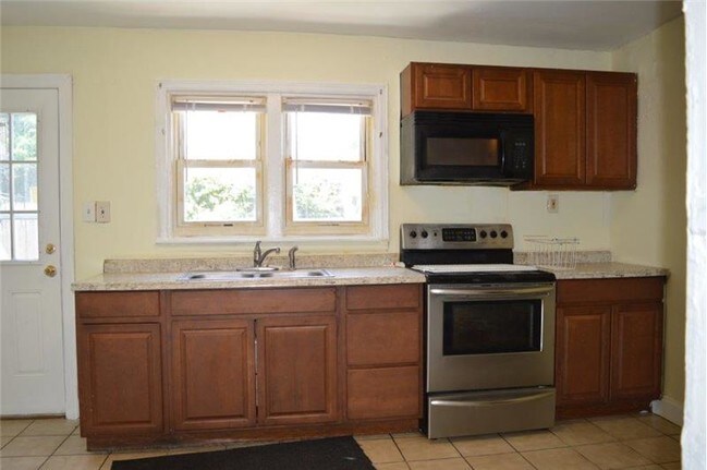 616 E Moore St in Norristown, PA - Building Photo - Building Photo