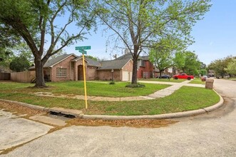 18617 Hiddenbay Way in Spring, TX - Building Photo - Building Photo