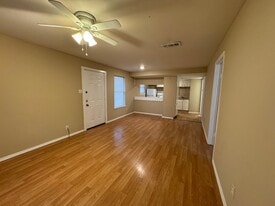 1034 W Village Ct, Unit C in Pasadena, TX - Building Photo