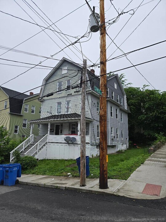 23 Stiles St in Waterbury, CT - Building Photo