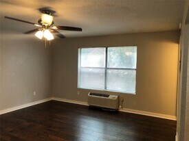 701 W Sycamore St, Unit 107 in Denton, TX - Building Photo