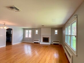 25 Lindy Ln in West Hartford, CT - Building Photo - Building Photo