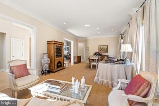 7440 Old Maple Square in McLean, VA - Foto de edificio - Building Photo