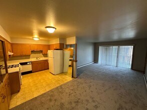 7343 N Teutonia Ave in Milwaukee, WI - Building Photo - Building Photo