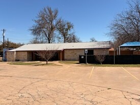 515 W Bridge St in Granbury, TX - Building Photo
