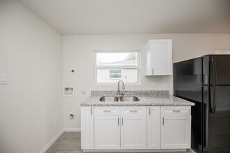 5044 Mallow St in Houston, TX - Building Photo - Building Photo