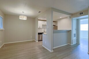 Manor Flats in Austin, TX - Building Photo