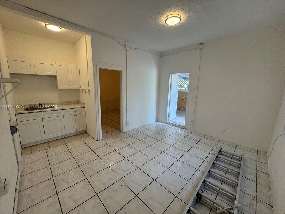 2549 NE 190th St-Unit -2 in Miami, FL - Building Photo