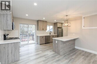 402 Third Line in Oakville, ON - Building Photo - Building Photo