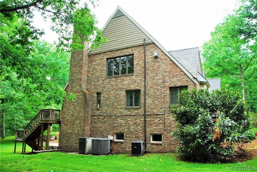 11305 Cloverhill Dr in Ashland, VA - Building Photo
