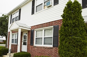 River Terrace Apartments in Riverside, NJ - Foto de edificio - Building Photo