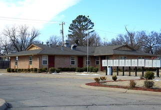 Brookhaven Plaza in Bartlesville, OK - Foto de edificio - Building Photo