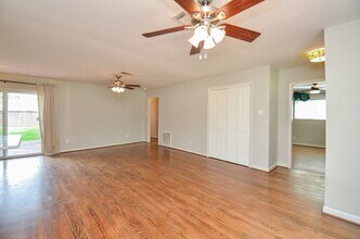10050 Haddington Dr in Houston, TX - Building Photo - Building Photo