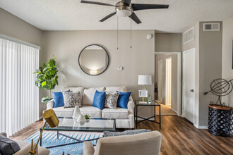Collin Creek in Plano, TX - Foto de edificio - Building Photo