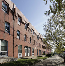 West Village Apartments in Philadelphia, PA - Foto de edificio - Building Photo