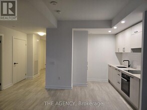 1 Quarrington Lane in North York, ON - Building Photo - Building Photo