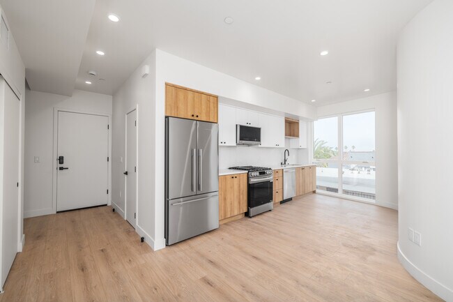 3844 W 27th St in Los Angeles, CA - Building Photo - Interior Photo