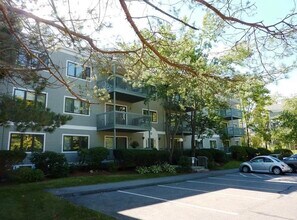 12 Ledgewood Hills Dr, Unit 105 in Nashua, NH - Building Photo - Building Photo