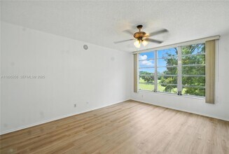 3850 Oaks Clubhouse Dr in Pompano Beach, FL - Building Photo - Building Photo