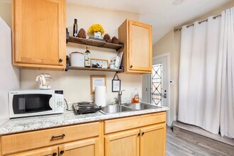 842 Tahoe Keys Blvd, Unit Studio in South Lake Tahoe, CA - Foto de edificio - Building Photo