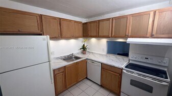 500 Executive Center Dr in West Palm Beach, FL - Building Photo