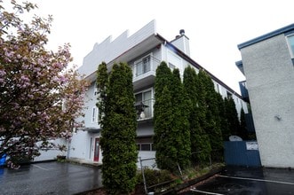 1722 NE 145TH St in Shoreline, WA - Foto de edificio - Building Photo