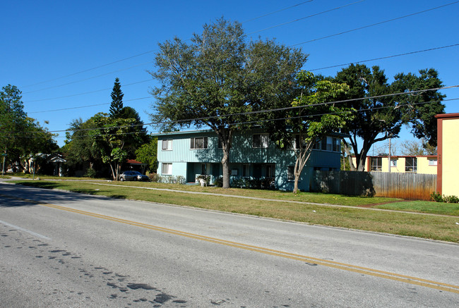 3685 9th Ave S in St. Petersburg, FL - Foto de edificio - Building Photo