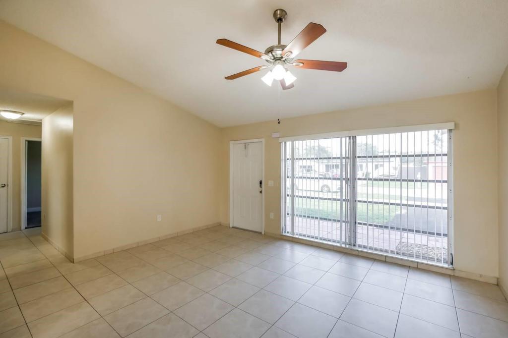 350 NW 99th Way in Pembroke Pines, FL - Building Photo