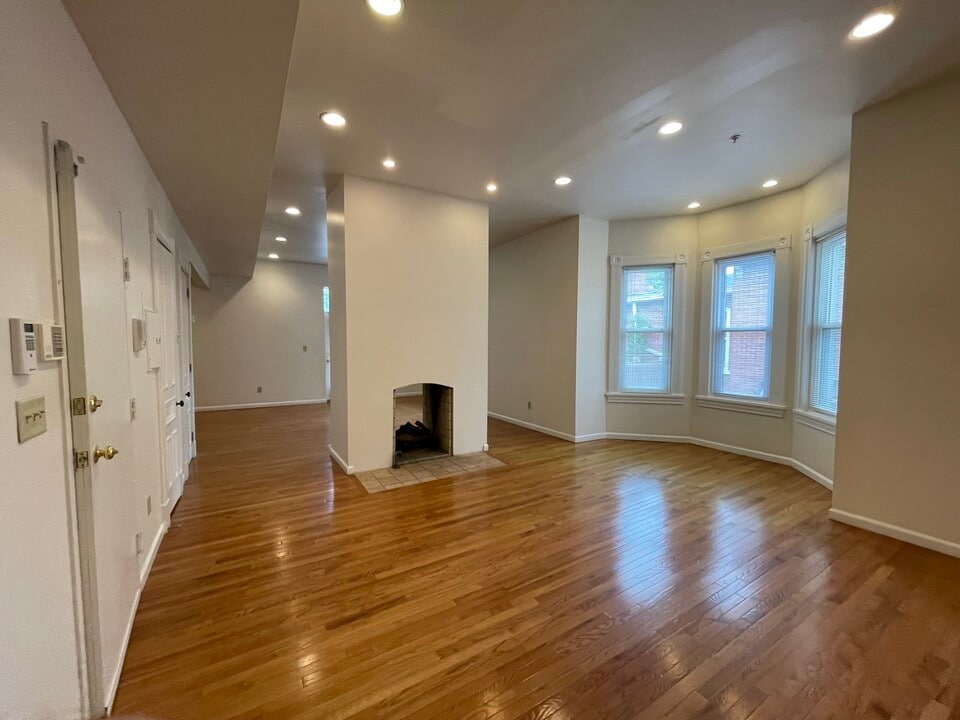 413 S Highland Ave, Unit 2 in Pittsburgh, PA - Building Photo