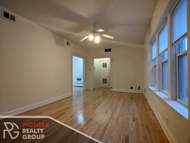 3523 N Broadway St, Unit #3529.5-2E in Chicago, IL - Building Photo - Building Photo