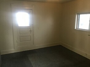 2705-2707 S 9th Pl-Unit -Upper in Milwaukee, WI - Building Photo - Building Photo