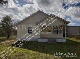 706 W Sabine St in Groesbeck, TX - Building Photo