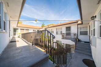 12012 Washington Pl in Los Angeles, CA - Foto de edificio - Building Photo