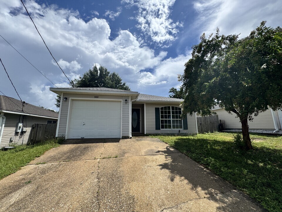 322 Apple Dr in Crestview, FL - Building Photo