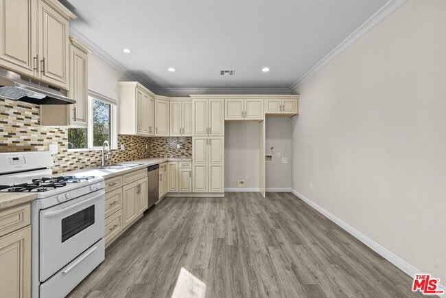 6715 Cedros Ave in Los Angeles, CA - Building Photo - Building Photo