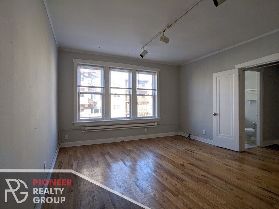 515 W Melrose St, Unit 511-#305 in Chicago, IL - Foto de edificio