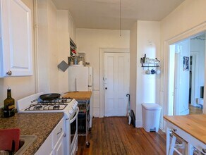 8 Evergreen Sq, Unit 2 in Somerville, MA - Foto de edificio - Building Photo