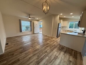 165 Broadmore Ave NE in Salem, OR - Foto de edificio - Building Photo