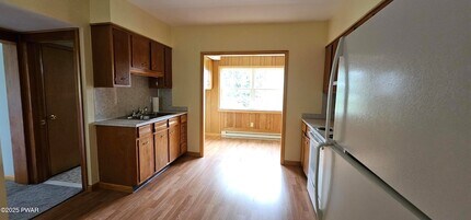 453 Ridge Ave, Unit first floor in Hawley, PA - Building Photo - Building Photo