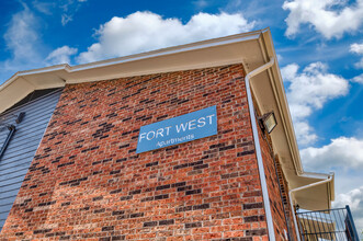 Fort West Apartments in Fort Worth, TX - Foto de edificio - Building Photo