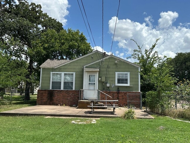 710 Meadow Ln in Bryan, TX - Building Photo - Building Photo