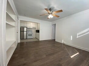 26 Westminister Avenue, in Venice, CA - Building Photo - Interior Photo