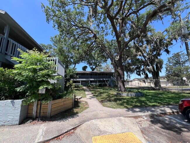 1040 Bert Rd, Unit 5 in Jacksonville, FL - Building Photo - Building Photo