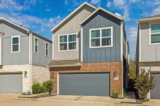 9804 Rugged Oaks Dr in Houston, TX - Building Photo - Building Photo