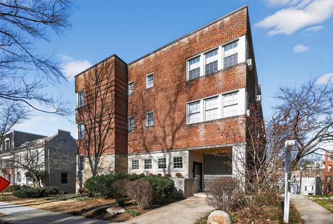3925 Davis Pl NW, Unit 306 in Washington, DC - Building Photo - Building Photo