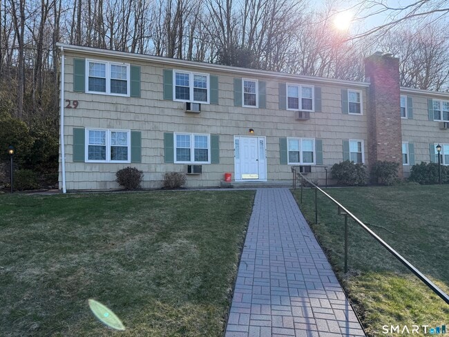 16 Pilgrim Trail in Woodbury, CT - Building Photo - Building Photo