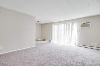 Lori Apartments in Essington, PA - Foto de edificio - Building Photo