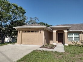 7396 Pond Cir, Unit 7396 pond circle in Spring Hill, FL - Building Photo